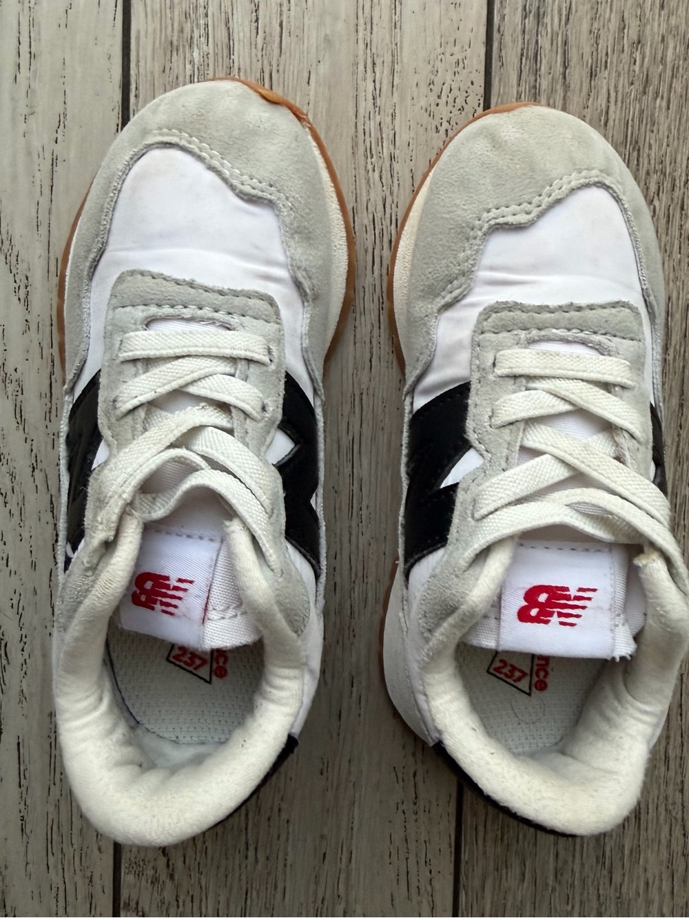 New Balance Kids White, Gray & Black 👟 size 10 - Picture 2 of 7